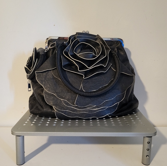 Black Flower bag with small change purse and key holder - Picture 4 of 12